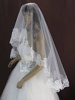 Гарна весільна одношарова фата на голову нареченої, розшита мереживом, довжина 110 см..