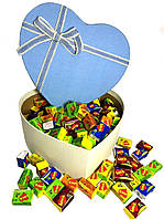 Жувальна жуйка Love is асорті в подарунковій упаковці 300 шт блакитна коробочка