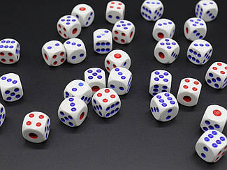 Кубики гральні Duke для покеру та настільних ігор, білі з червоно-синіми крапками, висота 16 мм