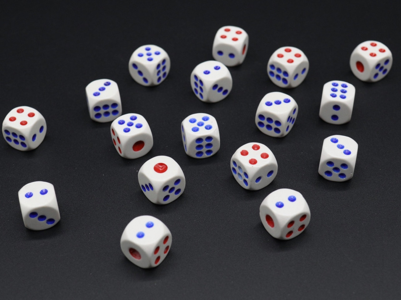 Кубики покерные для настольных игр, белые с красно-синими точками, высота 14 мм - фото 1 - id-p468731929