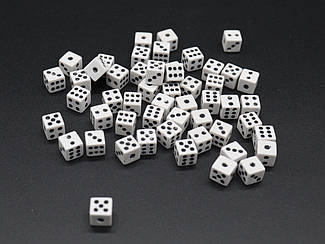 Кубики гральні для покеру та настільних ігор, білі з чорними крапками, розмір 8 мм, квадратні