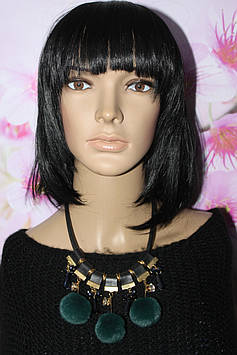 Модна підвіска з камінням і зеленими бубонами