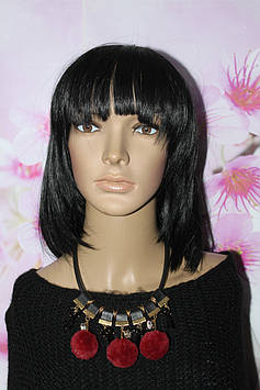 Приваблива підвіска з камінням і бубонами