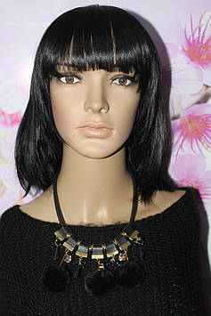 Приваблива підвіска з камінням і бубонами чорна