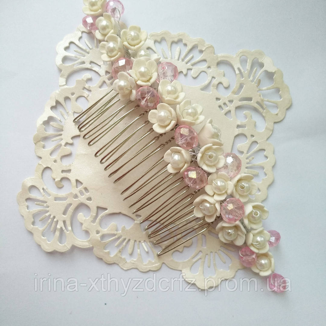 Весільний гребінь із рожевим кришталем, маленькими квітами з полімерної глини та молочними перлами