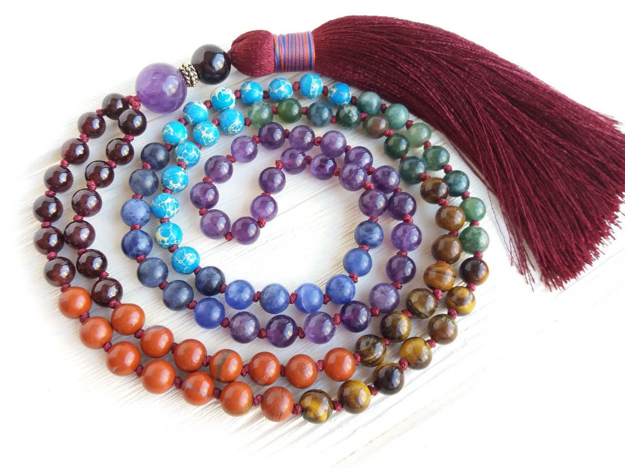 Чотки 7 чакр натуральний камінь 108 намистин з вузлами d 6мм бордова кисть