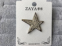 Брошка металева на сріблястій основі зірочка з білими стразами розмір виробу 52х42 мм