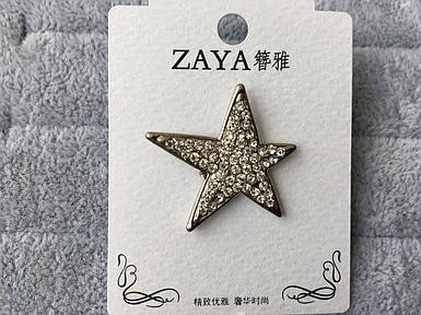 Брошка металева на сріблястій основі зірочка з білими стразами розмір виробу 52х42 мм