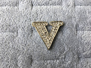 Брошка металева на сріблястій основі з білими кристалами буква розмір виробу 40х33 мм