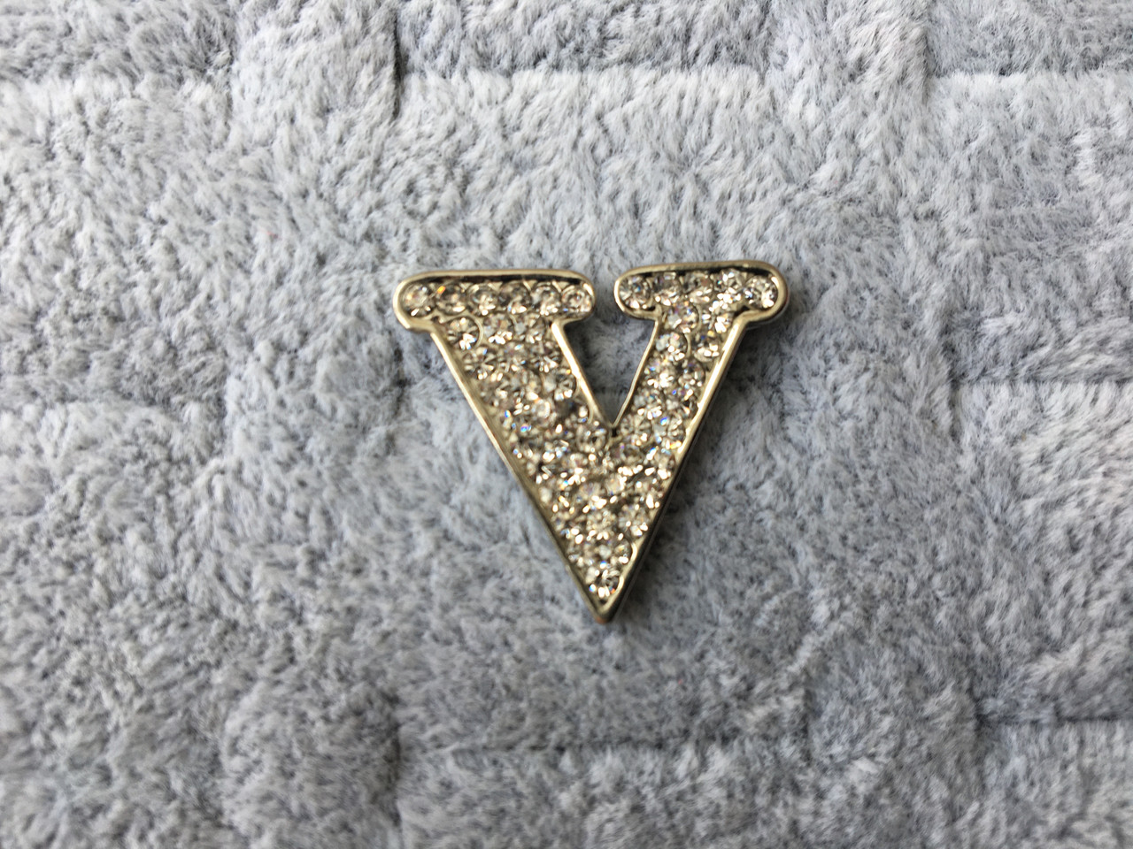 Брошка металева на сріблястій основі з білими кристалами буква розмір виробу 40х33 мм - фото 1 - id-p1085260894