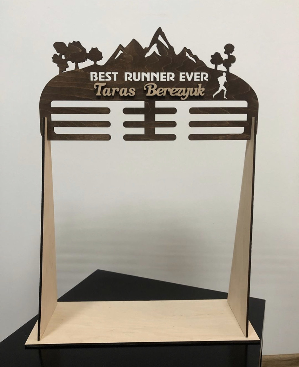 Медальниця іменна (тримач для медалей) Best Runner Ever Manific Decor окремостоящий з дерева 50 * 70 см