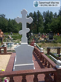 Памятник с крестом из белого мрамора и комплекс из красного гранита 2