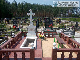 Памятник с крестом из белого мрамора и комплекс из красного гранита 4