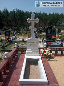 Памятник с крестом из белого мрамора и комплекс из красного гранита 5