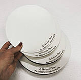 Підставка під торт біла з гравіюванням логотипу діаметром Manific Decor, фото 3