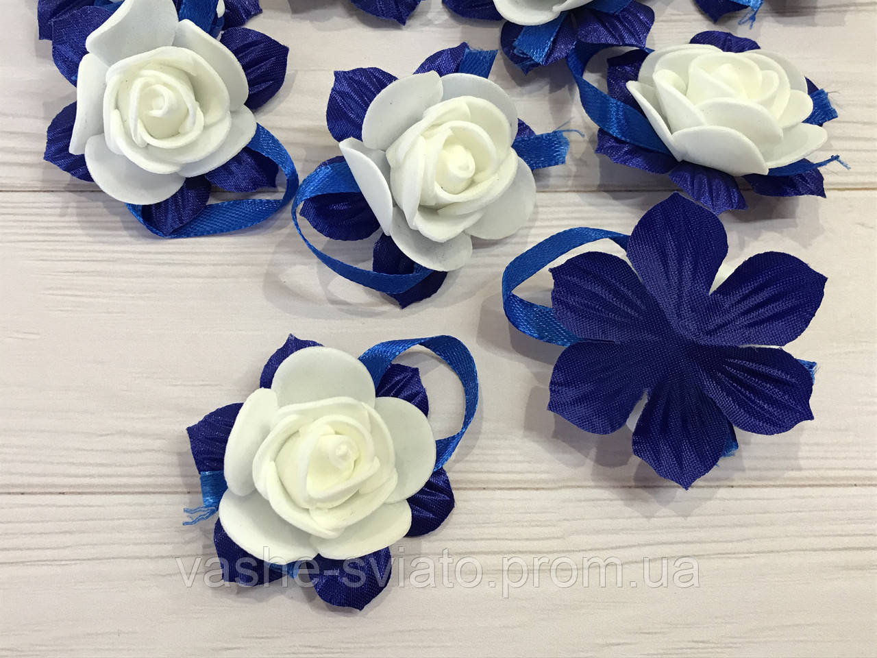 Весільна бутоньєрка для гостей синього кольору - фото 1 - id-p1122214123