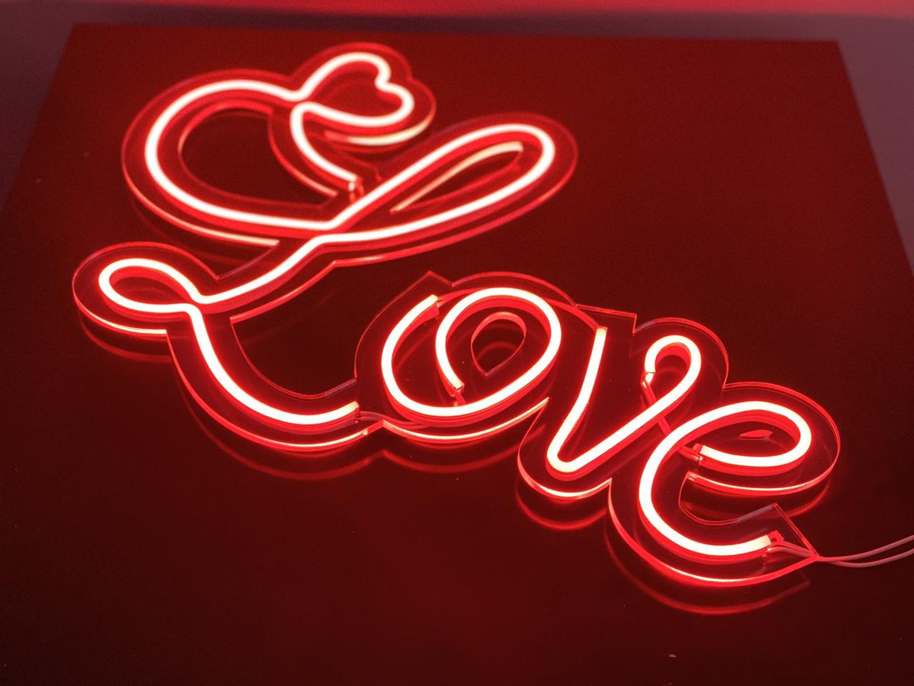 Червоний неоновий напис Love з сердечком на акриловій підоснові Manific Decor