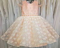 Шикарное персиковое нарядное детское платье из гипюра с коротким рукавчиком и корсом на 3-6 лет