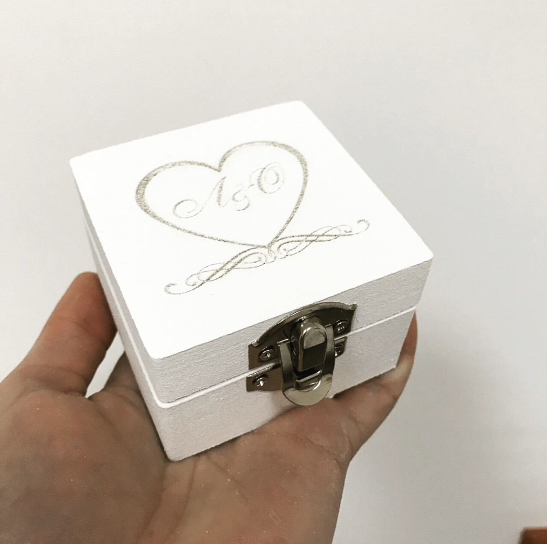 Коробочка шкатулка для колец с Инициалами и датой свадьбы из дерева с гравировкой букв Manific Decor Белая - фото 4 - id-p1122649138