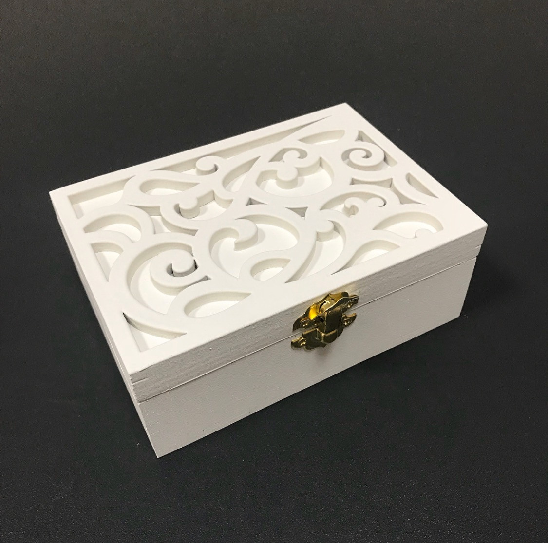 Коробочка скринька для обручок з дерева з гравіюванням та різьбленням Manific Decor 15 * 10 * 4 см Біла