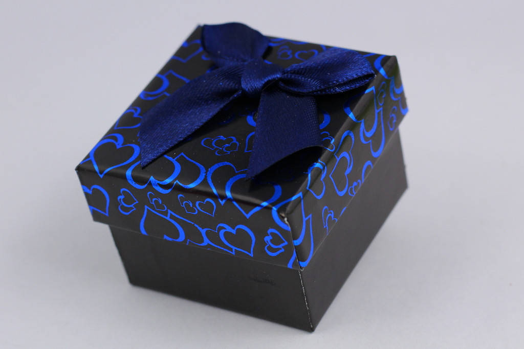 

Подарочная коробочка темно-синяя с сердечками для кольца или сережек квадратная р 5см на 4 см, Синий