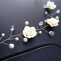 Недорогая свадебная белая веточка с розами из полимерной глины в стиле минимализм с жемчугом и стеклом