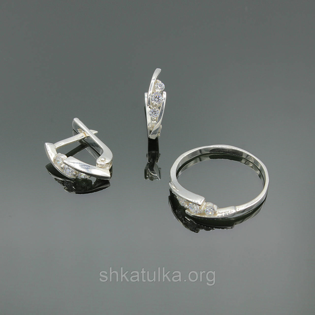 Срібний гарнітур каблучка та сережки з маленькими фіанітами
