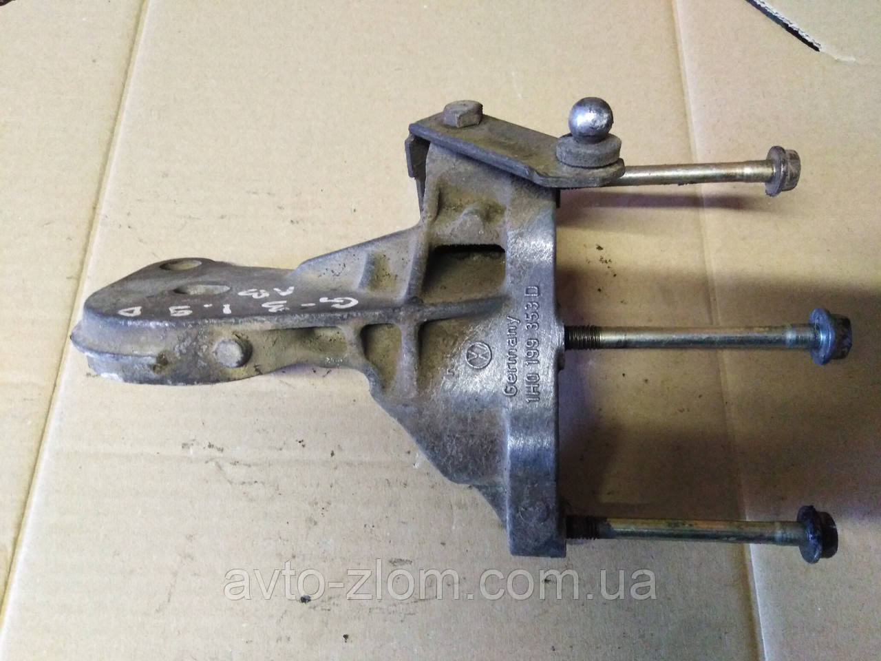 Кронштейн, лапа коробки передач Volkswagen Golf 3, Vento, Гольф 3, Венто. 1H0199353D.