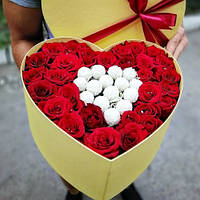 Букет в коробочке на день влюбленных/Сердце с цветами и сладостями/Букет с цветами и конфетами для девушки