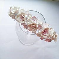 Свадебный обруч с бело розовыми розами из полимерной глины, жемчугом