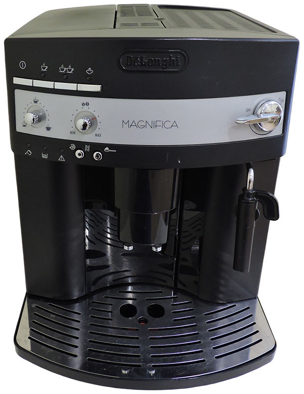 Кавоварка Б/У Delonghi Magnifica ESAM 3000, чорна, в ідеальному стані