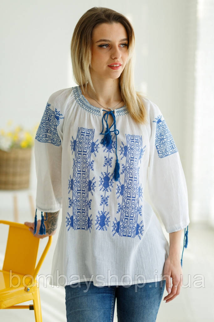 Легка жіноча літня біла етнічна блуза з синьою вишивкою №975-1