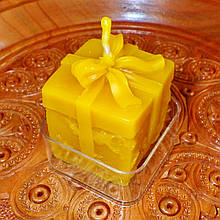 Воскова чайна свічка "Коробка з подарунками" в пластиковому прозорому контейнері; натуральний бджолиний віск
