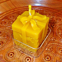 Воскова чайна свічка "Коробка з подарунками" в пластиковому прозорому контейнері; натуральний бджолиний віск