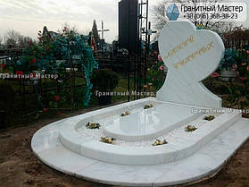 Детский памятник в форме сердца из мрамора 2