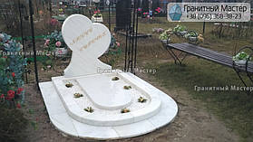 Детский памятник в форме сердца из мрамора 6