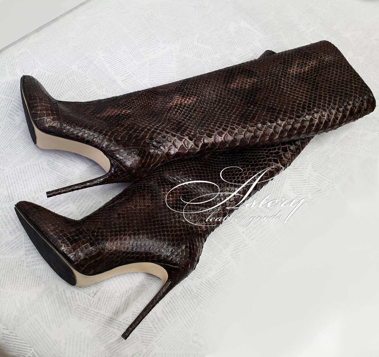 Жіночі коричневі чоботи зі шкіри натурального пітона