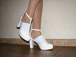 Туфлі закриті білі для нареченої на ремінці на стійкому каблуці розмір 39