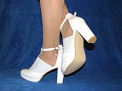 Нарядні білі туфлі закриті на ремінці на стійкому каблуці розмір 40