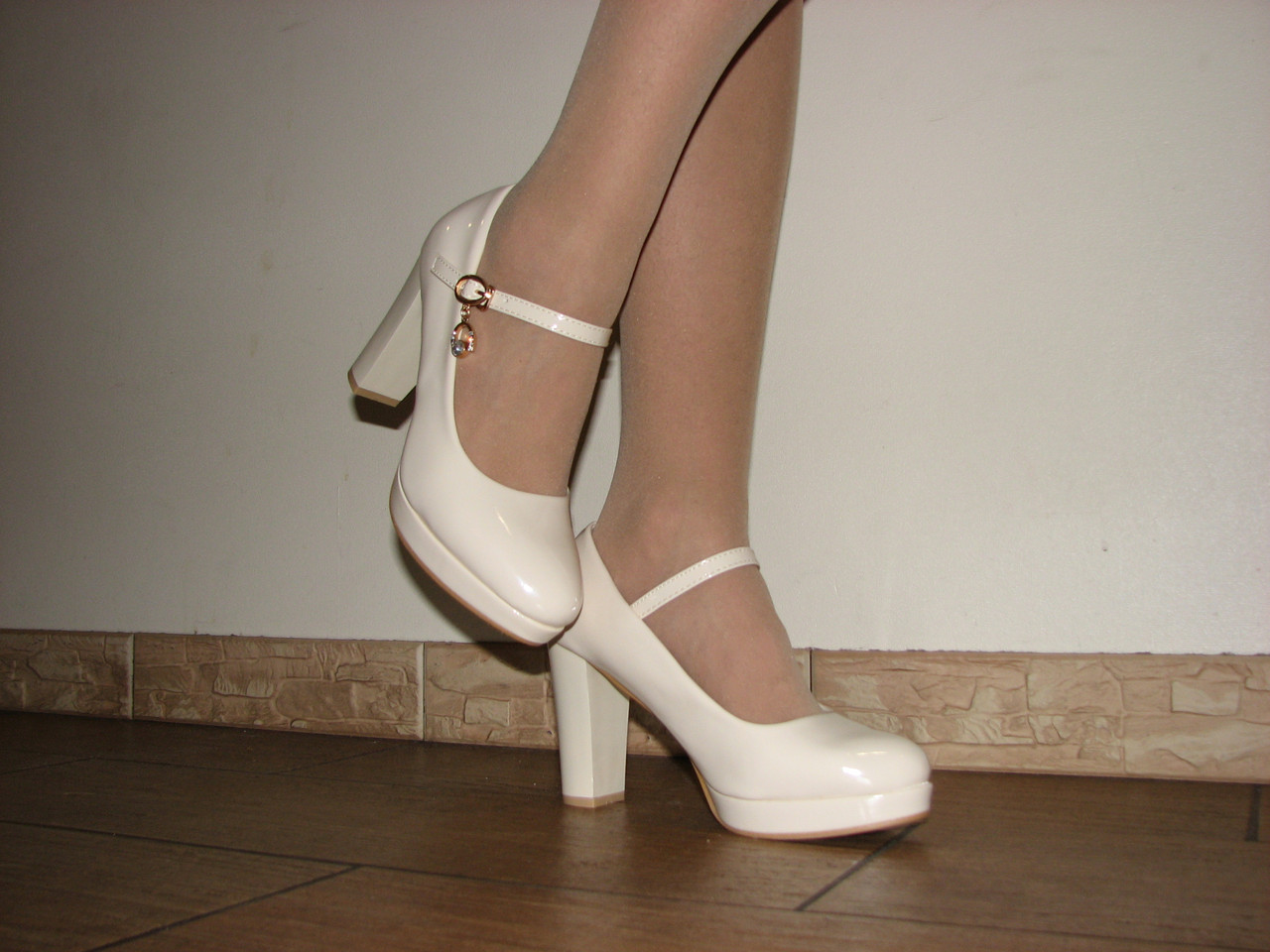 Туфлі на маленькій платформі кольору беж стійкий каблук ремінець розмір 36, фото 1