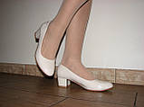 Біжові лакові туфлі на стійкому невеличкому підборі розмір 36, фото 10