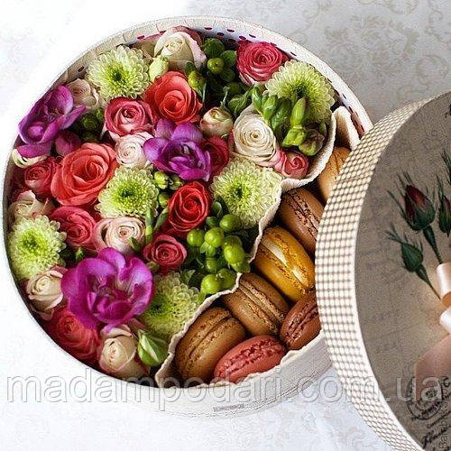 Цветы в коробке с макарунами - фото 5 - id-p909016485