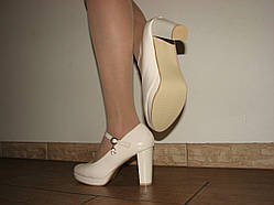 Ошатні жіночі туфлі на платформі кольору беж середній каблук-ремінець розмір 40