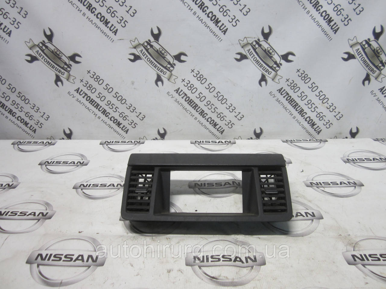 Центральний дефлектор повітря (повітряний завод) у торпедо Nissan Murano Z50 (68750-CC001)