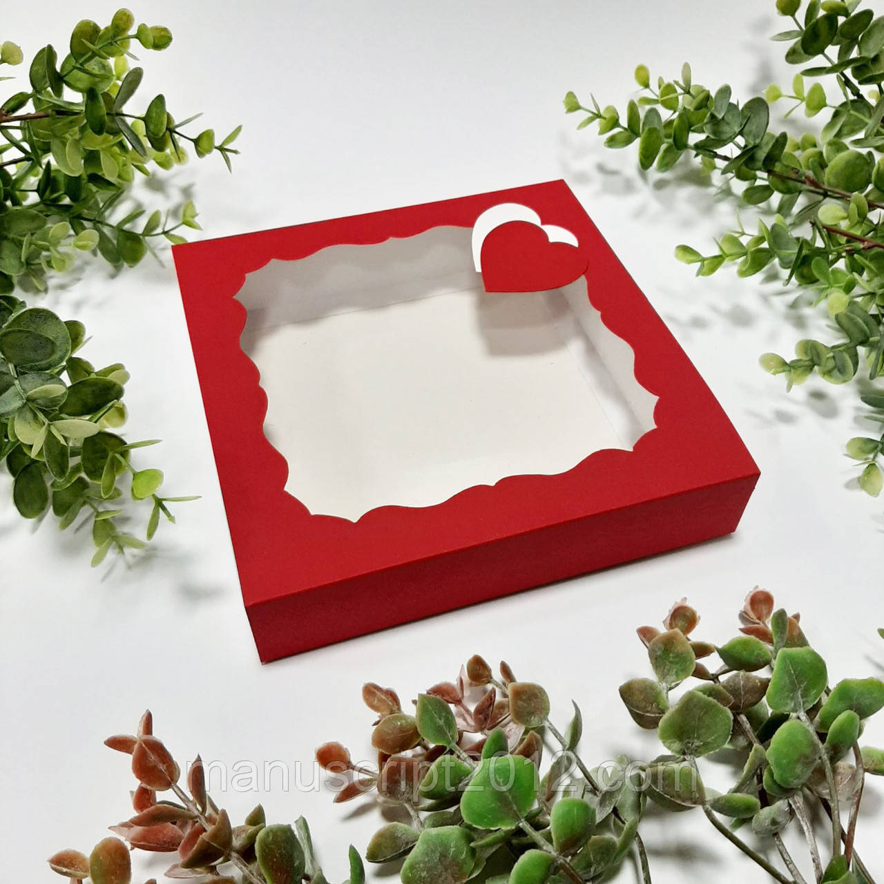 Коробка для подарунків 160х160х35 мм з сердечками