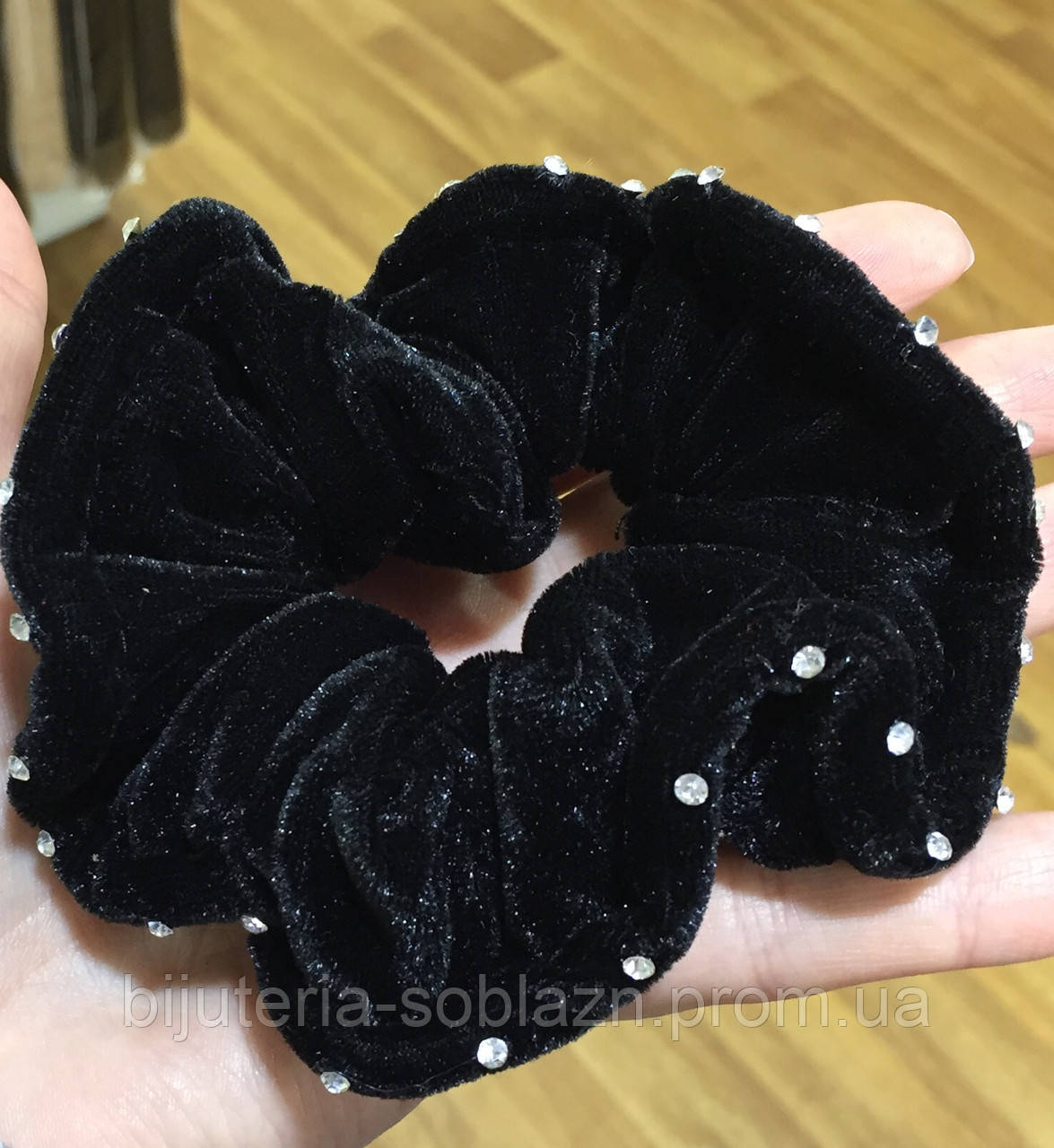 Черная резинка для волос велюровая бархатная объемная широкая Черная велюр со стразами 9 см - фото 1 - id-p419954605