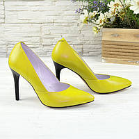 Классические женские кожаные туфли на шпильке, цвет желтый