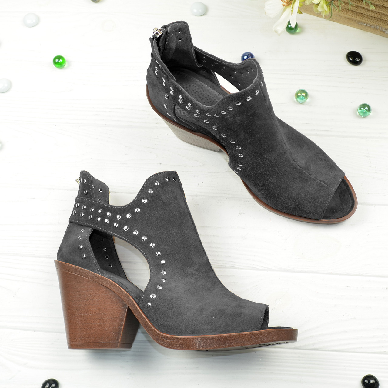 Туфлі жіночі сірі замшеві стильні на високому каблуці, декоровані хольнитенами, фото 1