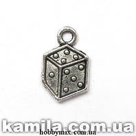 Метал. підвіска "кубик гральний" срібло (0,9х1,5 см) 17 шт. в уп.