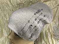 Женская шапочка украшенная крупными камням цвет льна